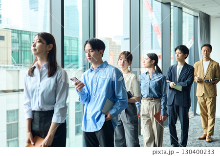 列に並ぶ人達 列に並ぶ人達 130400233
