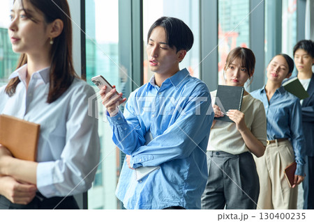 列に並ぶ人達 列に並ぶ人達 130400235