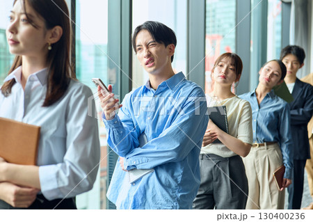 列に並ぶ人達 130400236