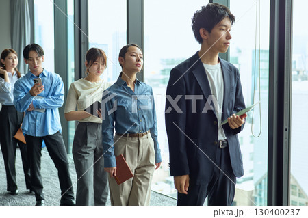列に並ぶ人達 130400237