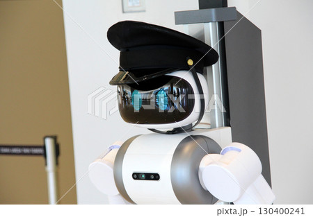 業務中のアバター警備ロボット 130400241
