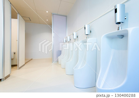 清潔感のある新しいトイレ 130400288