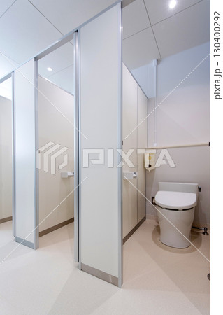 清潔感のある新しいトイレ 清潔感のある新しいトイレ 130400292