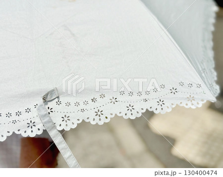 日傘をさして歩く女性の後姿クローズアップ 130400474