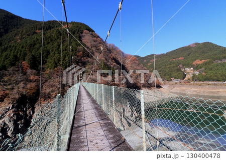 大洞川のつり橋 秩父湖 二瀬ダムのつり橋 大洞川のつり橋 秩父湖 二瀬ダムのつり橋 130400478