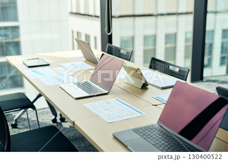 パソコンの置かれたオフィス パソコンの置かれたオフィス 130400522