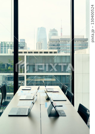 パソコンの置かれたオフィス 130400524