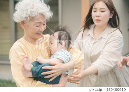 親に孫を抱かせる 130400610