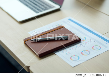 会議室に置かれたノートパソコン、手帳、配布資料 130400715
