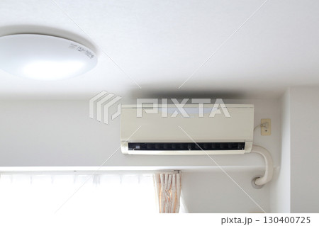 部屋のクーラーとエアコンのスイッチ 部屋のクーラーとエアコンのスイッチ 130400725