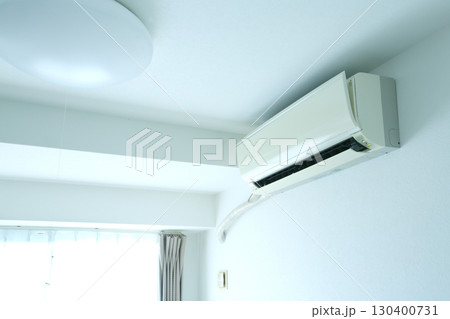 部屋のクーラーとエアコンのスイッチ 130400731