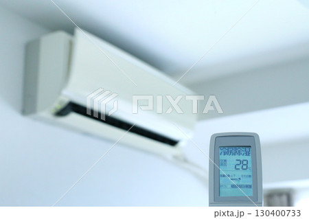部屋のクーラーとエアコンのスイッチ 部屋のクーラーとエアコンのスイッチ 130400733