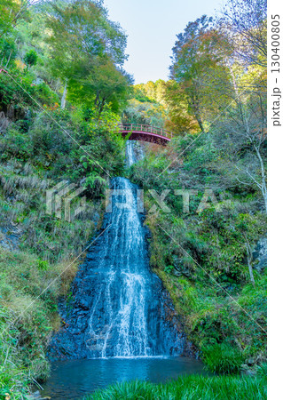 岐阜県八百津町　剣豪宮本武蔵が修行したと言われる伝説がある秋の五宝滝 130400805