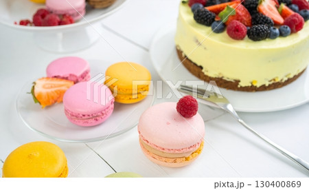 カラフルなマカロンとベリーチーズケーキのデザートアレンジ 130400869
