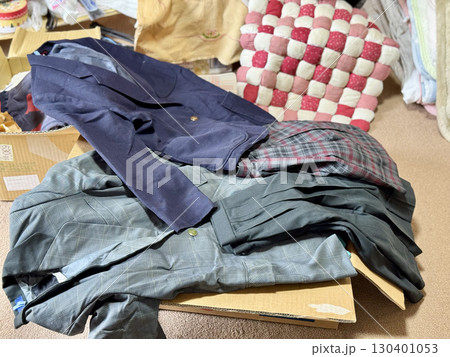 断捨離中に広げた女子用制服 断捨離中に広げた女子用制服 130401053