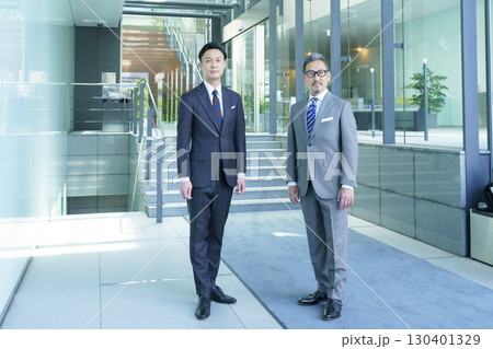 ミドルエイジのビジネスマン2人のポートレート 撮影協力:スカパー東京メディアセンター ミドルエイジのビジネスマン2人のポートレート 撮影協力:スカパー東京メディアセンター 130401329