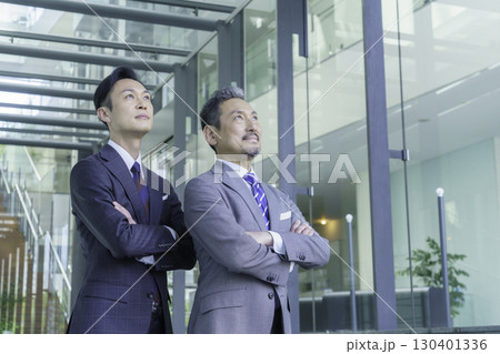 ミドルエイジのビジネスマン2人のポートレート 撮影協力:スカパー東京メディアセンター ミドルエイジのビジネスマン2人のポートレート 撮影協力:スカパー東京メディアセンター 130401336