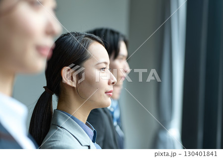 前向きな姿勢のビジネスパーソン 130401841