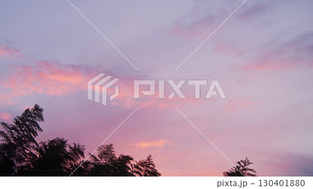 グラデーションが美しい夕焼け空　自然風景 130401880