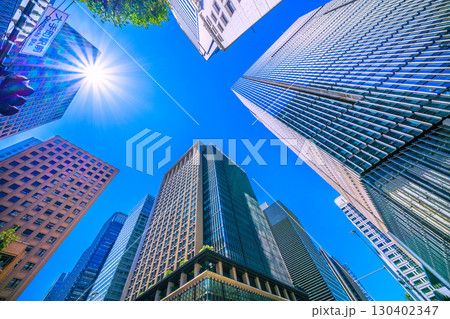 日本の東京都市景観9月2日。「大手町駅前」交差点から大成大手町ビルや大手町タワーなど、ビル群を望む 130402347