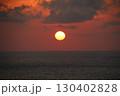 真っ赤な空に沈む太陽と海 130402828