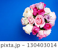 ピンクや白のバラ花束イメージ素材 130403014