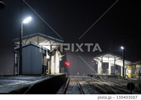 雨模様の夜の駅 130403087
