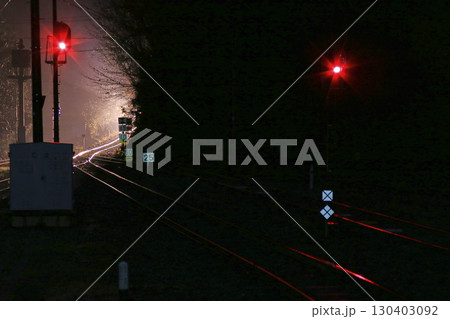 夜の構内と信号と列車 130403092