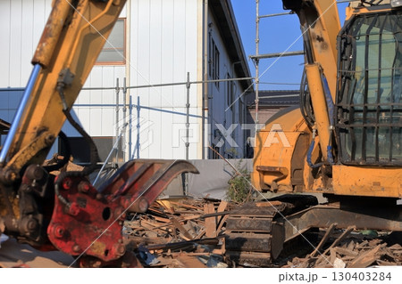 解体現場の瓦礫の山 イメージ 解体現場の瓦礫の山 イメージ 130403284