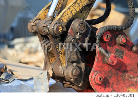 解体工事現場の瓦礫の山　イメージ 130403301