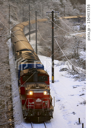 雪の中を走る赤い機関車 130403356