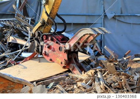 解体工事現場の瓦礫の山　イメージ 130403368