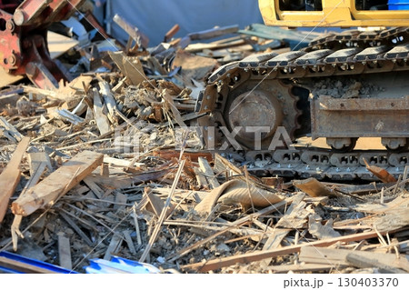 解体工事現場の瓦礫の山　イメージ 130403370