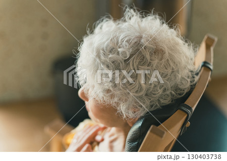 自宅で動悸を感じる高齢者女性 130403738