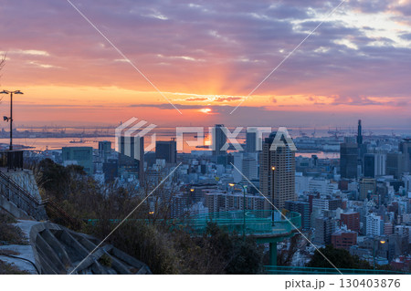 諏訪山公園から眺める日の出　神戸市中央区にて 130403876