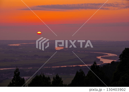 山形県酒田市にある眺海の森展望台から見る庄内平野の夕焼け 130403902