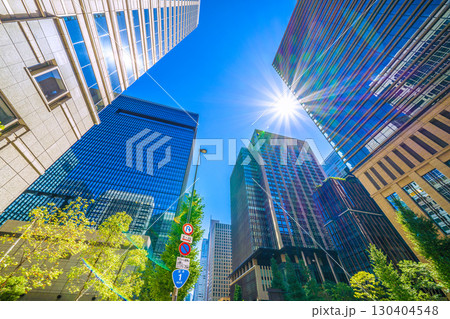 日本の東京都市景観　大手町ファーストスクエア（左上）や大手町タワーなどを望む 130404548