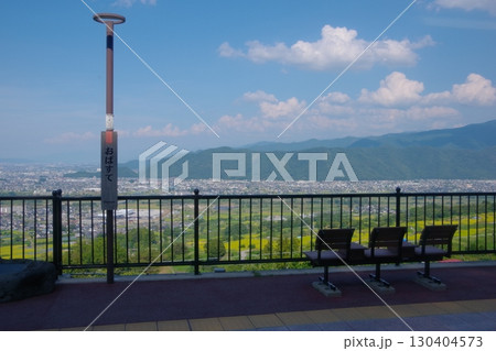 長野県を走る篠ノ井線の列車の中から見る姨捨駅の風景 130404573