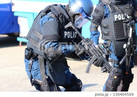警察による銃器犯罪対処訓練の情景:確保した犯人に自動小銃を向け警戒する機動隊員の演出 警察による銃器犯罪対処訓練の情景:確保した犯人に自動小銃を向け警戒する機動隊員の演出 130404589