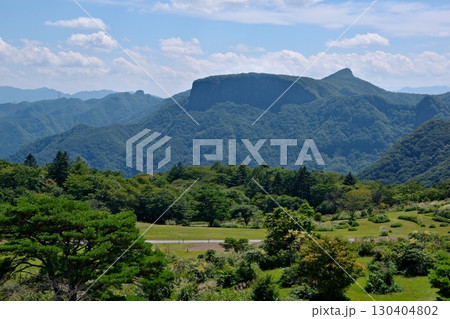 長野県佐久市にある荒船パノラマキャンプフィールドの展望台から見る荒船山の風景 長野県佐久市にある荒船パノラマキャンプフィールドの展望台から見る荒船山の風景 130404802