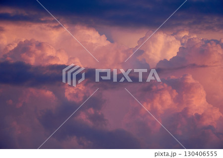 夕日に染まる入道雲のクローズアップ。夏らしい雲と空の背景用素材。 130406555