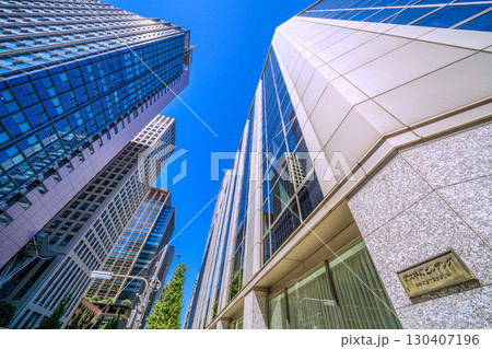 日本の東京都市景観 大手町の新大手町ビルヂィングや丸の内オアゾなどを望む。奥は「大手町駅前」交差点 日本の東京都市景観 大手町の新大手町ビルヂィングや丸の内オアゾなどを望む。奥は「大手町駅前」交差点 130407196