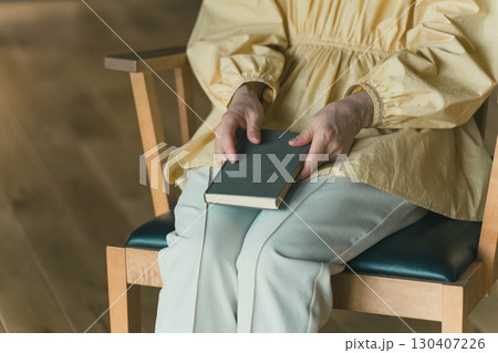 高齢者と読書 130407226