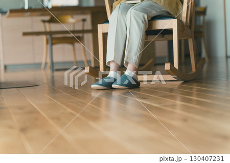 ロッキングチェアに座る ロッキングチェアに座る 130407231