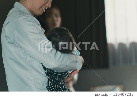 赤ちゃんの昼寝の寝かしつけをするパパ 130407235