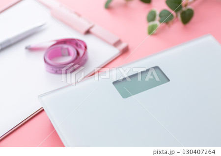 ヘルスメーター（体重計）とメジャー 130407264