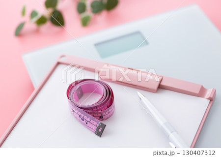 ヘルスメーター（体重計）とメジャー 130407312