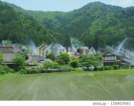 美山かやぶきの里一斉放水 130407691