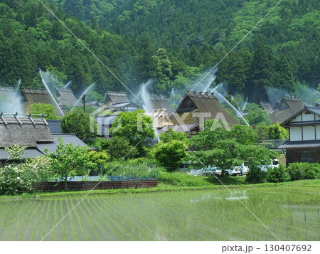 美山かやぶきの里一斉放水 130407692