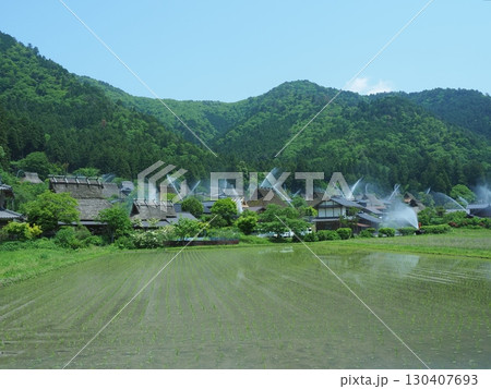 美山かやぶきの里一斉放水 130407693